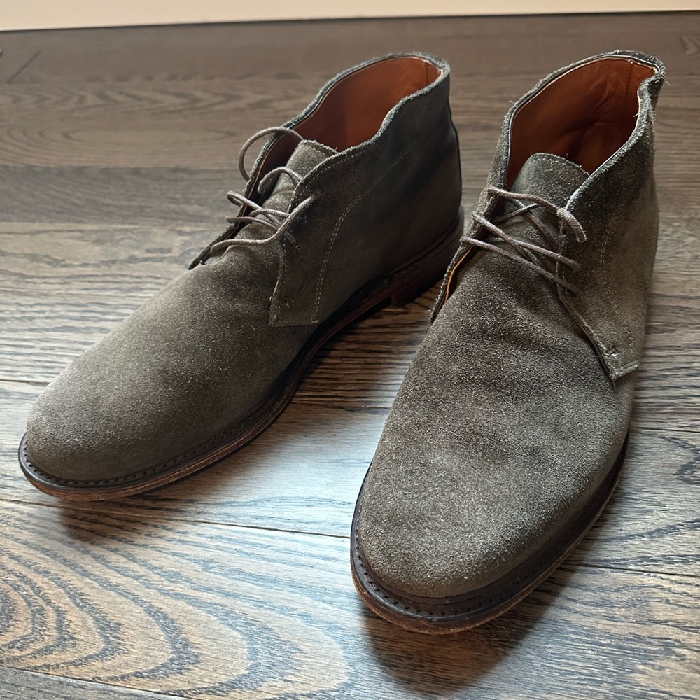 Allen Edmonds Olive Chukka Boots with Suede Material and Rubber Sole